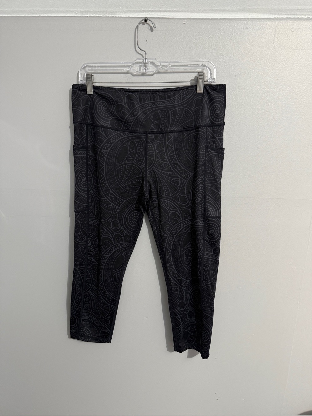CVG Leggings Womens Extra Large Squats Approved Capri Tribal Mid Rise Cropped